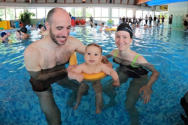 nuoto baby genitori in acqua