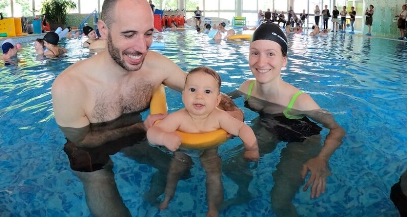 nuoto baby genitori in acqua